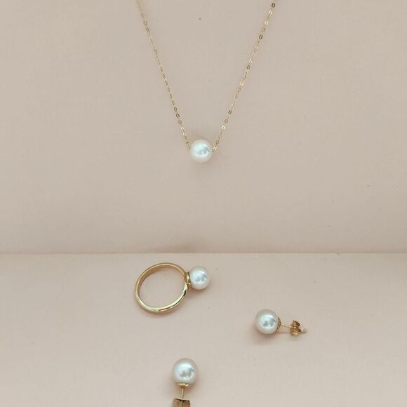 Solitaire White Pearl Ring in 14k Yellow Gold Size 7 - Picture 2 of 6